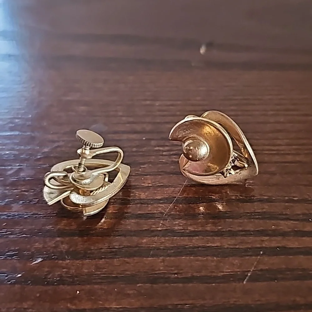 Vintage Abstract Gold Screw Back Earrings 🐈74